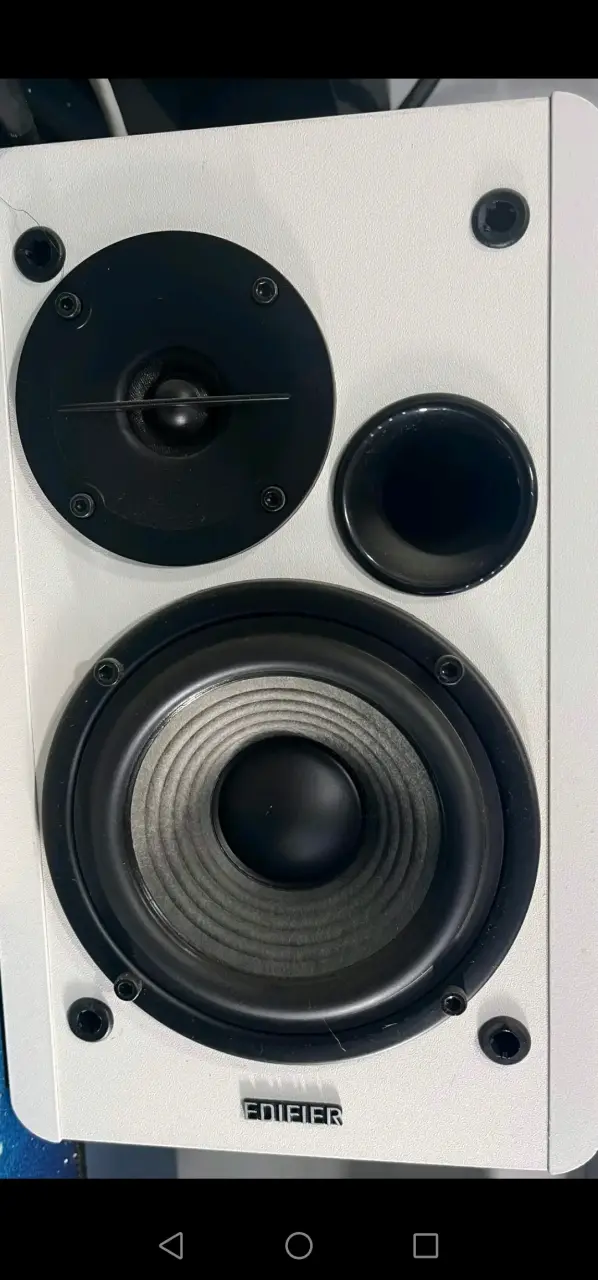 Parlante Edifier con control de tono - 3