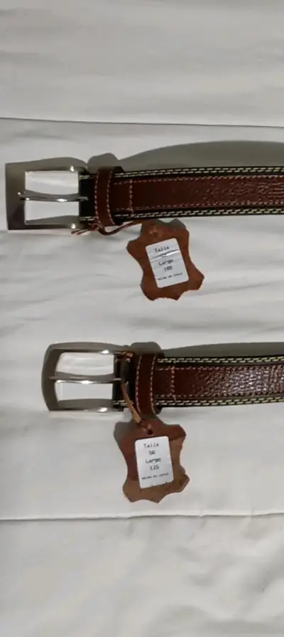 Cinturón de cuero marrón con hebilla metálica - miniatura 1