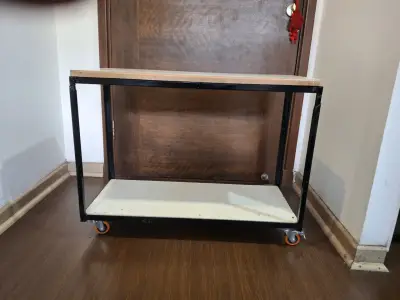 Mesa auxiliar con ruedas de metal y madera - miniatura 1