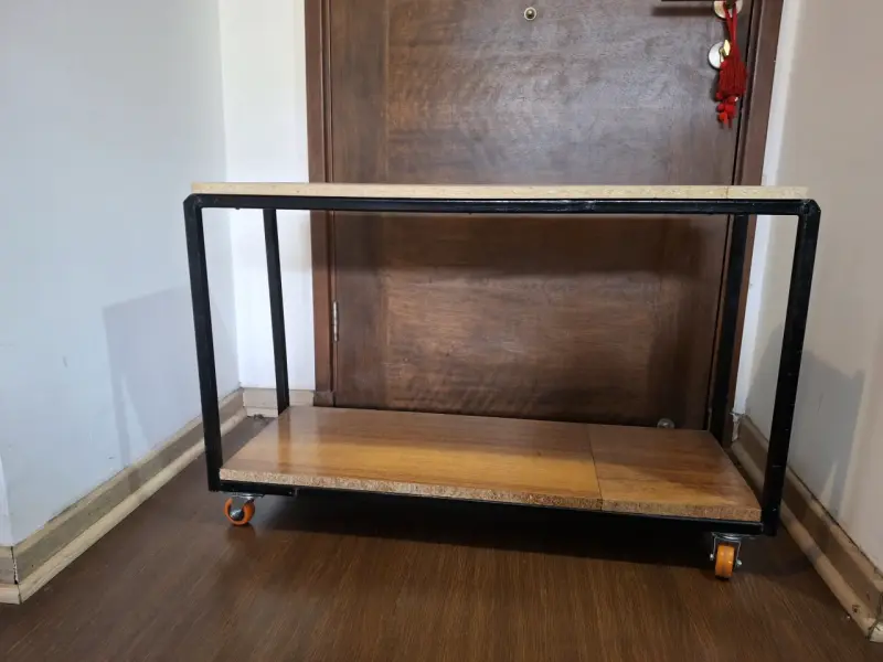 Mesa auxiliar con ruedas de metal y madera - 3