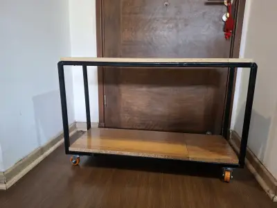 Mesa auxiliar con ruedas de metal y madera - miniatura 3