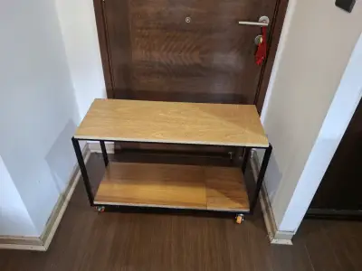 Mesa auxiliar con ruedas de metal y madera - miniatura 4