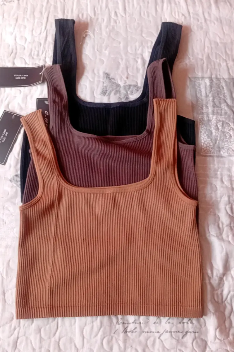 tops en colores neutros