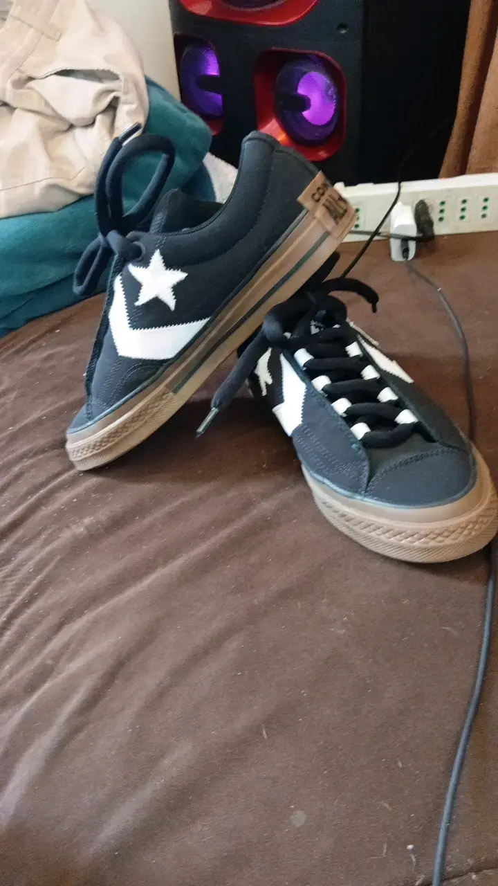 Zapatillas negras Converse All Star con estrella - 1