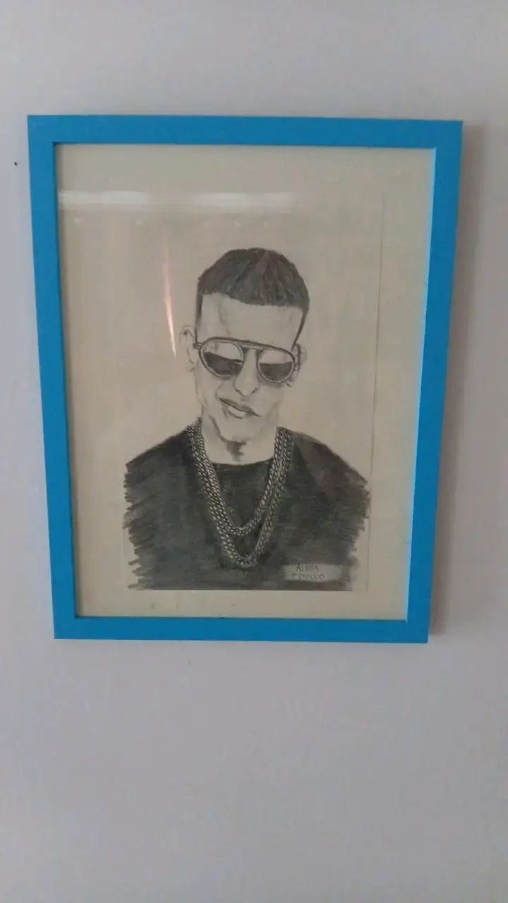 Retrato a lápiz enmarcado con marco azul