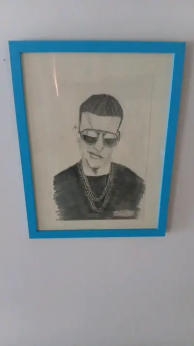 Retrato a lápiz enmarcado con marco azul - miniatura 2