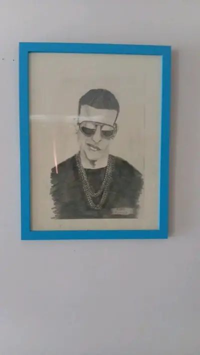 Retrato a lápiz enmarcado con marco azul - miniatura 3