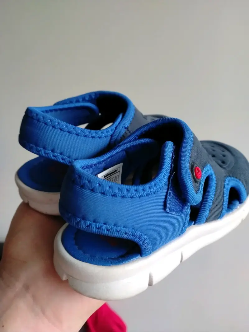 Sandalias deportivas para niños azul y negro - 2