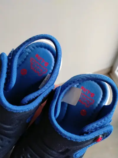 Sandalias deportivas para niños azul y negro - miniatura 3