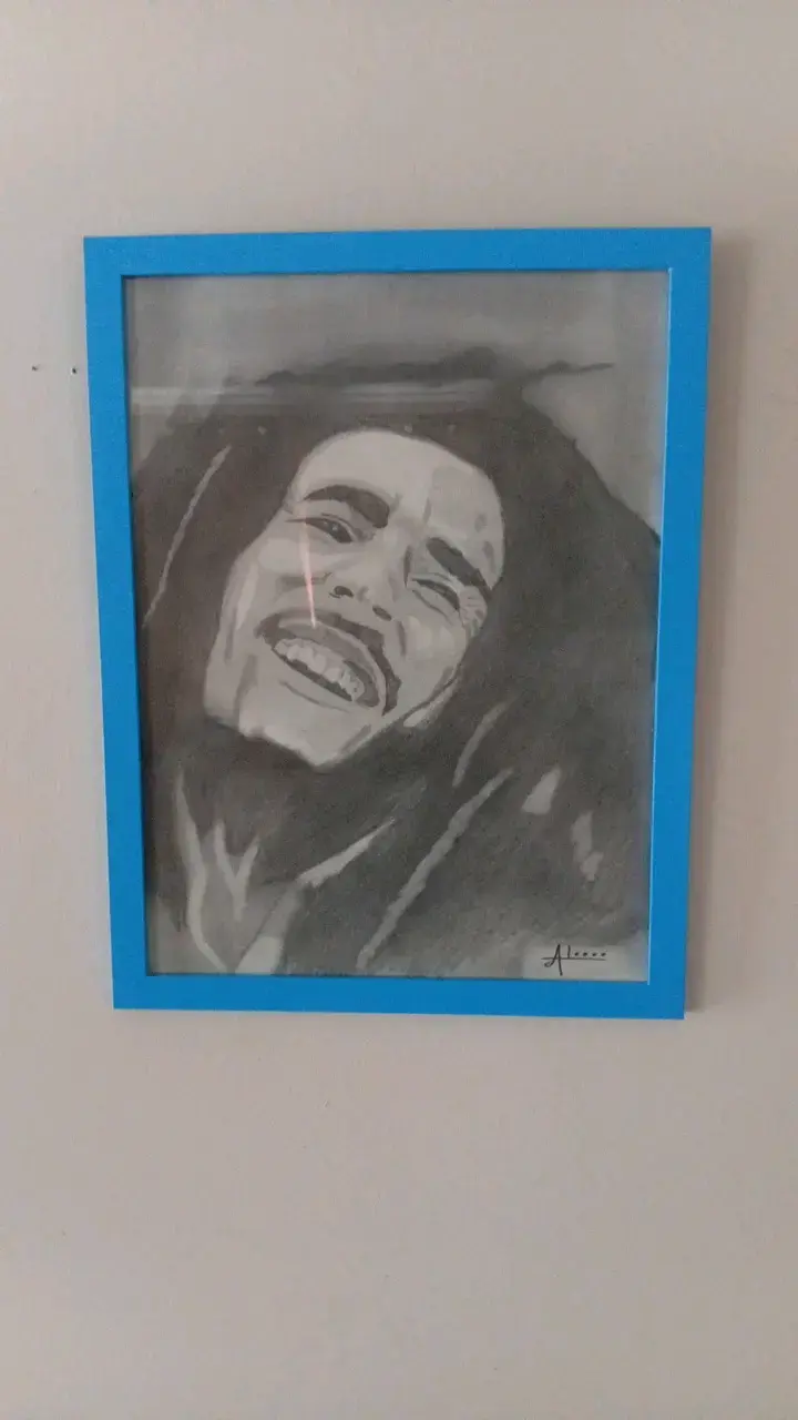Cuadro con retrato enmarcado de Bob Marley