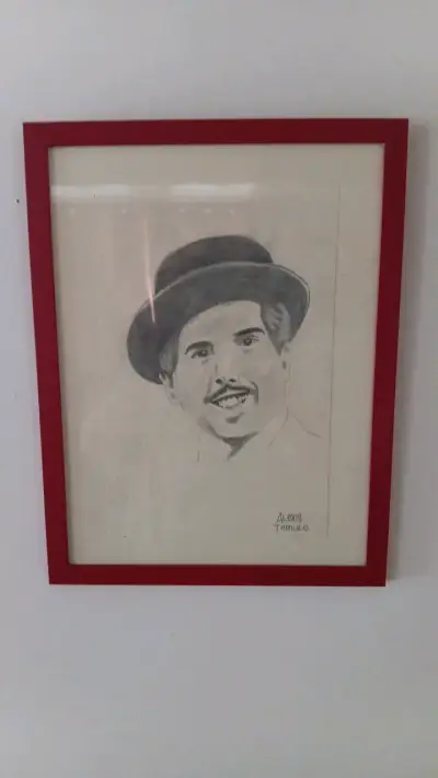 Retrato a Lápiz enmarcado con marco rojo - miniatura 1