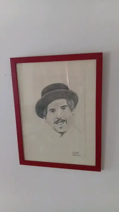 Retrato a Lápiz enmarcado con marco rojo - miniatura 3