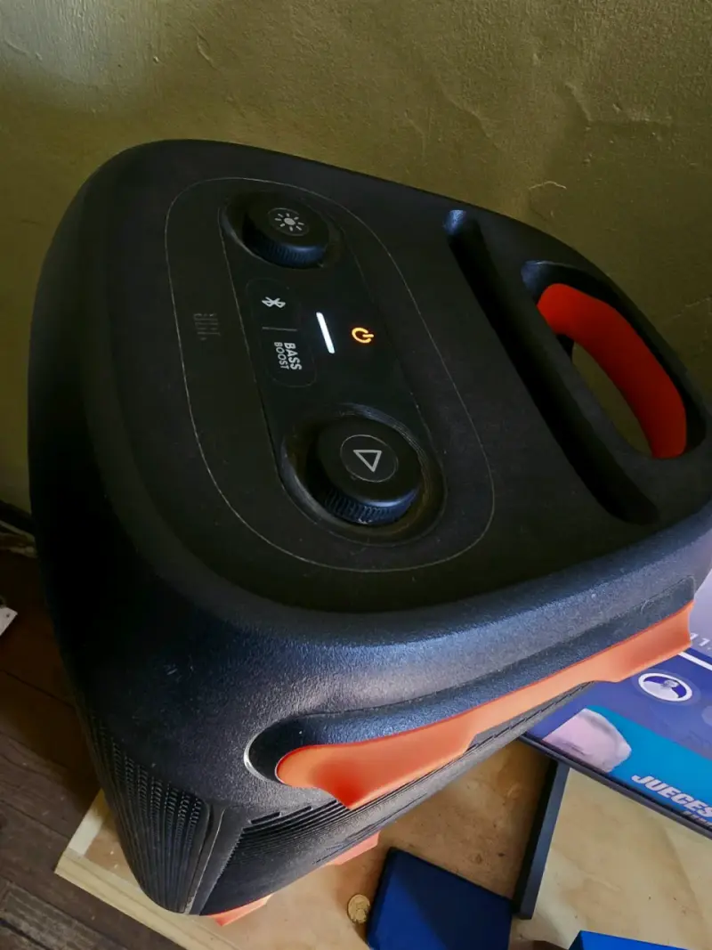 Parlante portátil JBL con luces LED - 1