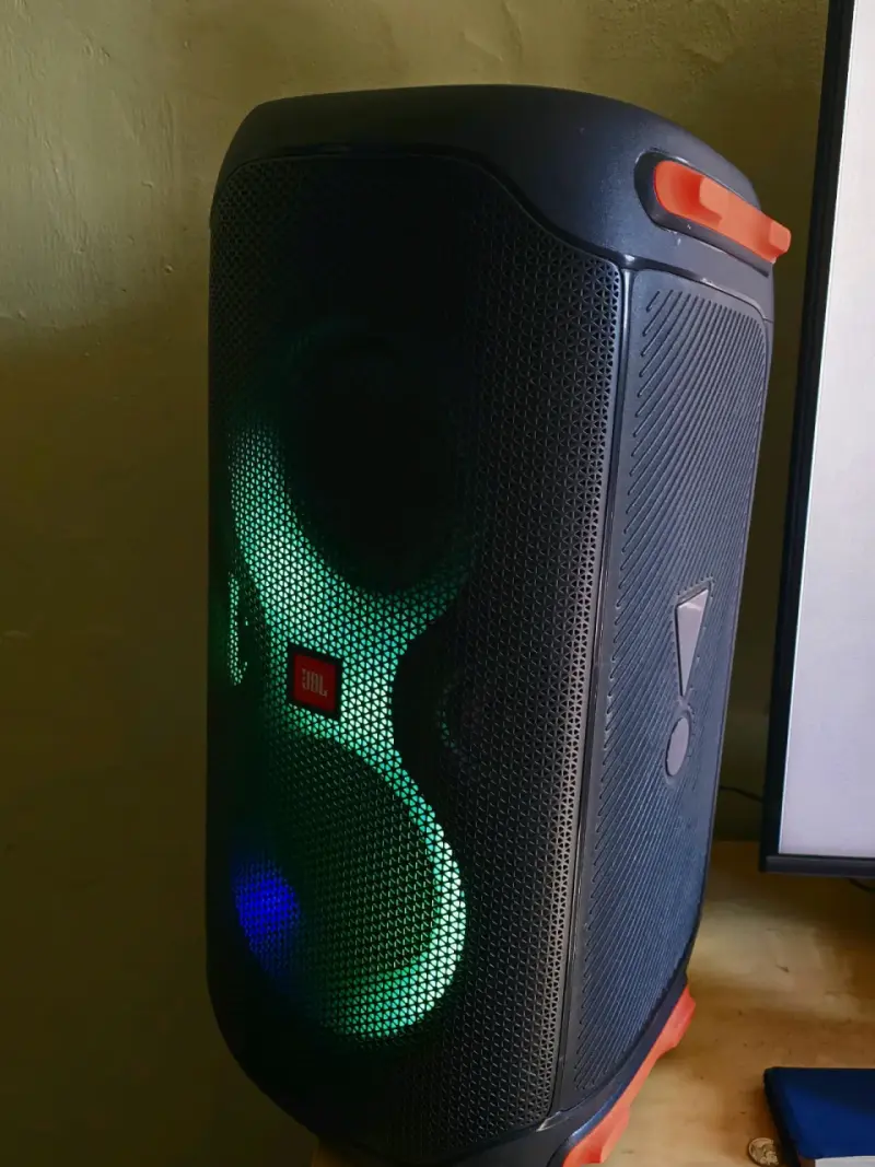 Parlante portátil JBL con luces LED - 2