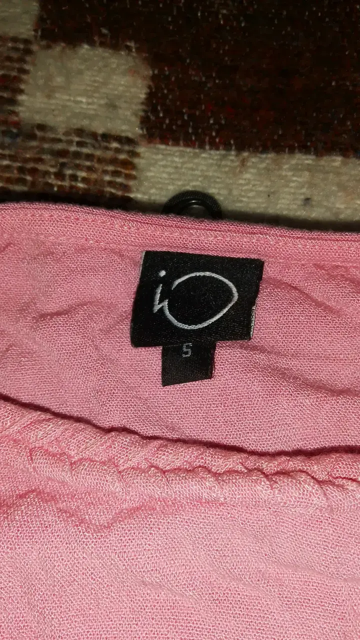 Polera sin mangas rosa marca IO - 2