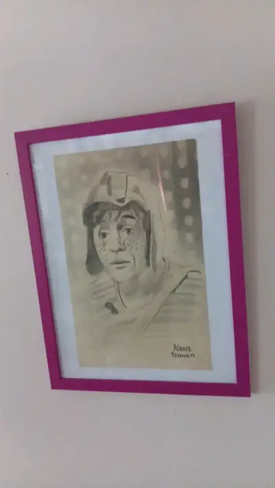 Cuadro con dibujo de personaje famoso en marco rosado - miniatura 2