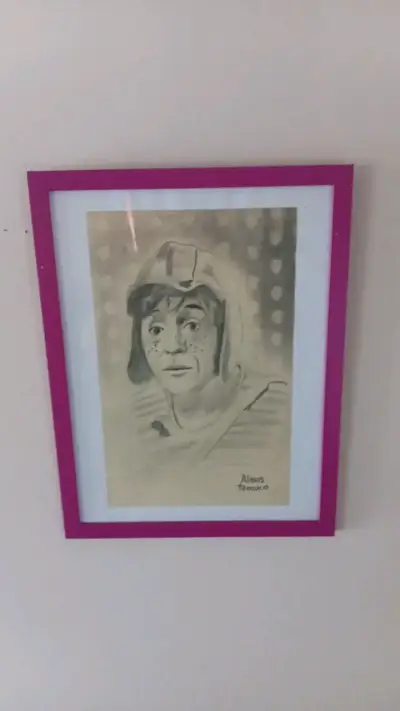 Cuadro con dibujo de personaje famoso en marco rosado - miniatura 3