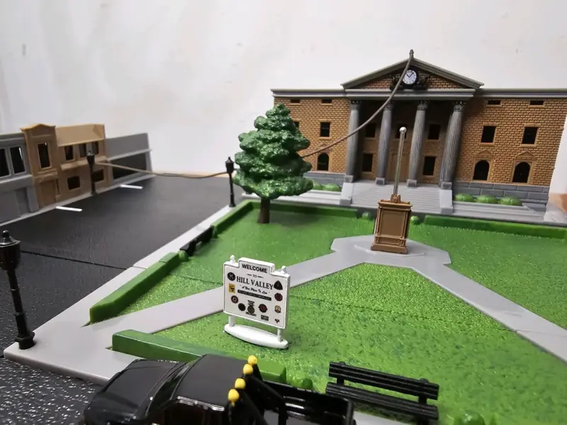 Diorama de Hill Valley con autos miniatura - 5