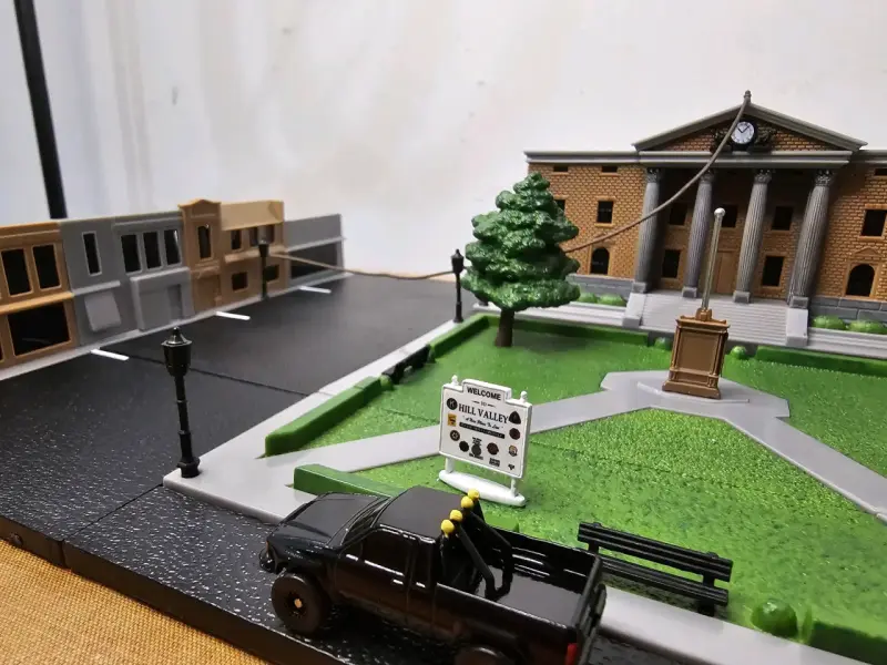 Diorama de Hill Valley con autos miniatura - 6