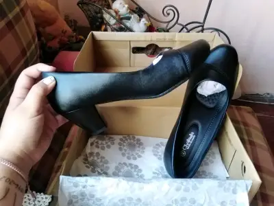 Zapatos negros con taco, talla 40, miden 26 cms - miniatura 4