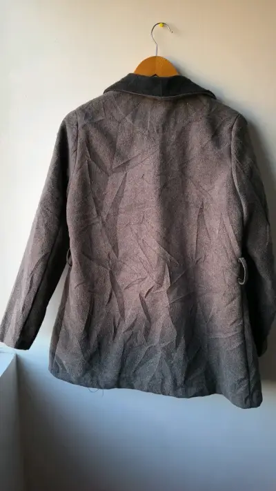Abrigo gris oscuro para mujer con solapa amplia - miniatura 2