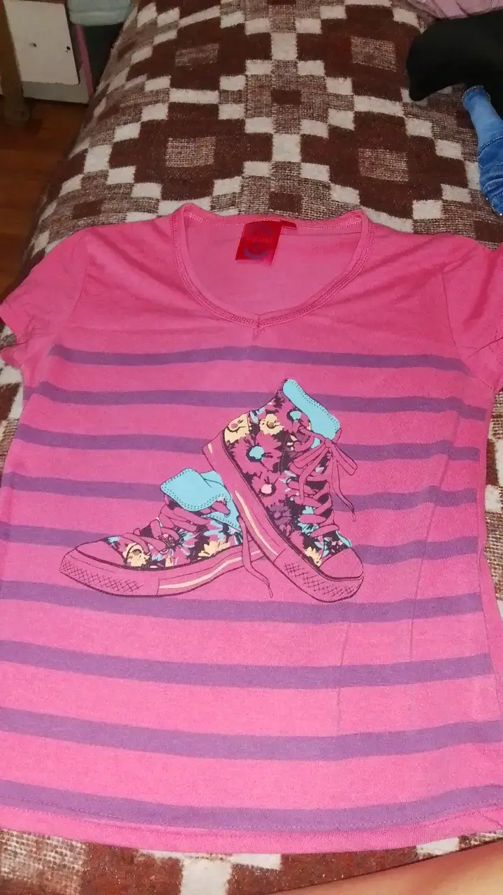 Polera rosa para niña con diseño de zapatillas - 1