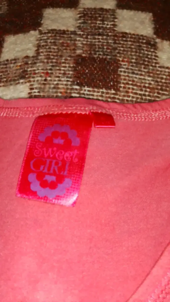 Polera rosa para niña con diseño de zapatillas - 2