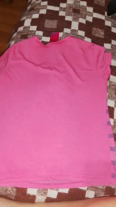Polera rosa para niña con diseño de zapatillas - miniatura 3