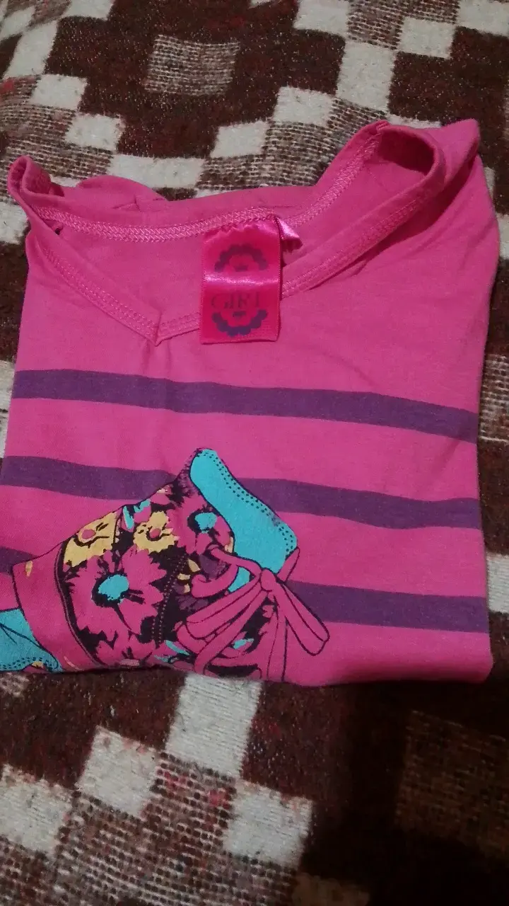 Polera rosa para niña con diseño de zapatillas - 4