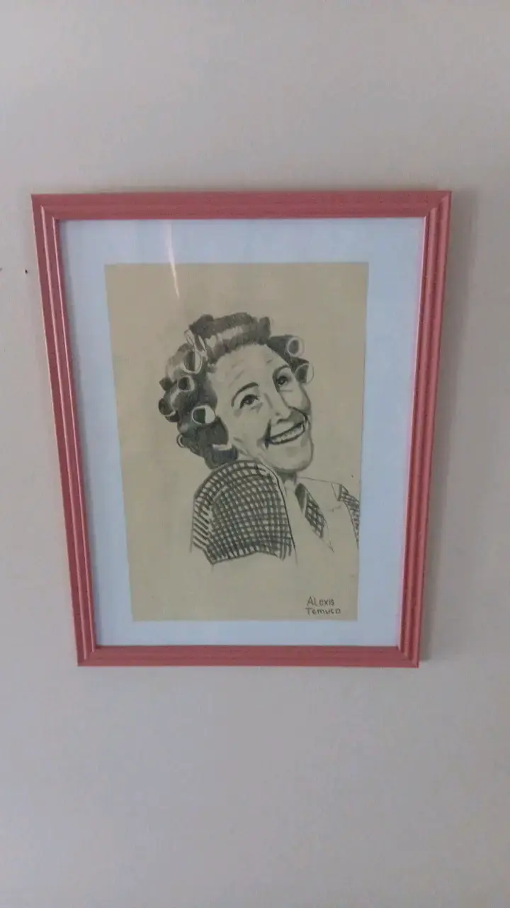 Cuadro con dibujo de mujer enmarcado - 3