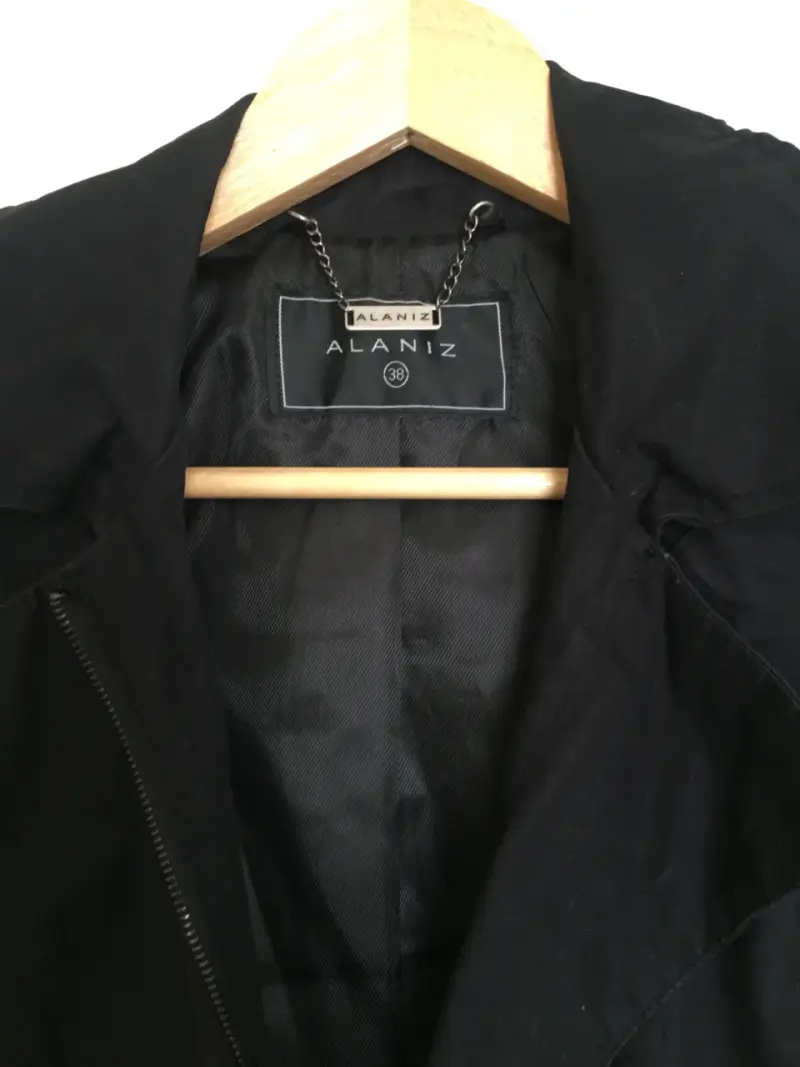 Trench negro de mujer Alaniz con capucha. Talla 38 - 2