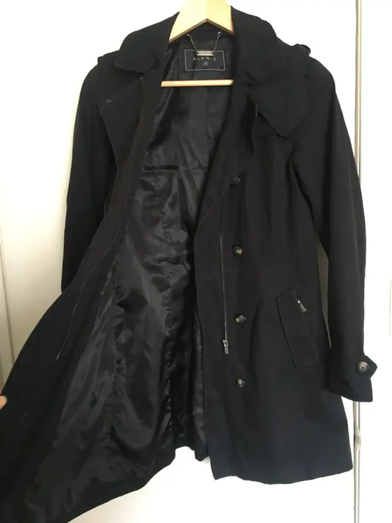 Trench negro de mujer Alaniz con capucha. Talla 38 - 3