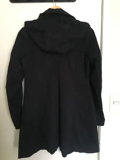 Trench negro de mujer Alaniz con capucha. Talla 38 - miniatura 4
