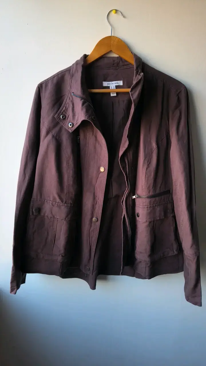 Chaqueta marrón para mujer con bolsillos - 1
