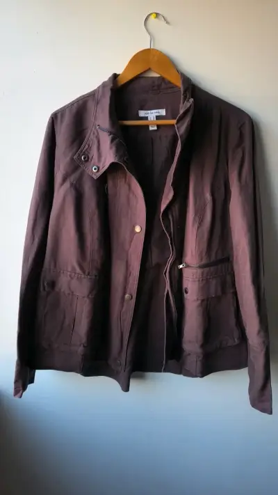 Chaqueta marrón para mujer con bolsillos - miniatura 1