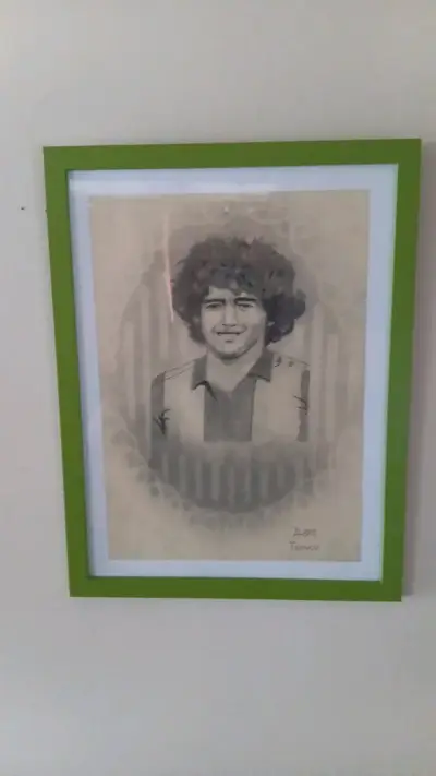 Retrato enmarcado de futbolista con marco verde - miniatura 1