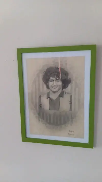 Retrato enmarcado de futbolista con marco verde - miniatura 2