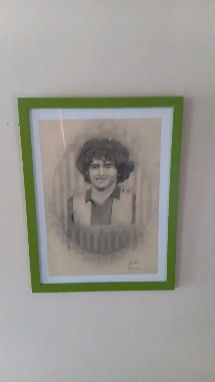 Retrato enmarcado de futbolista con marco verde - 3