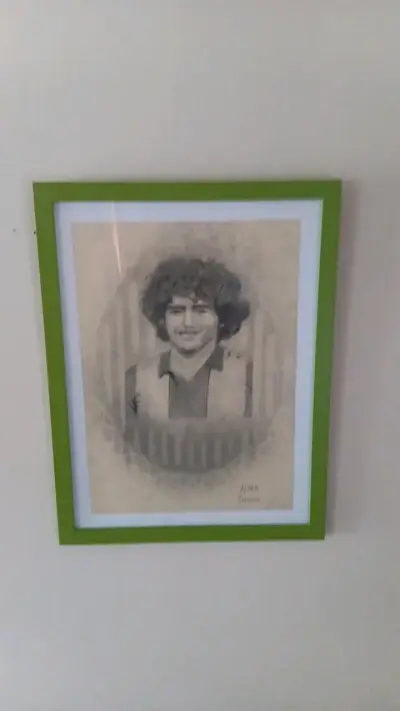 Retrato enmarcado de futbolista con marco verde - miniatura 3