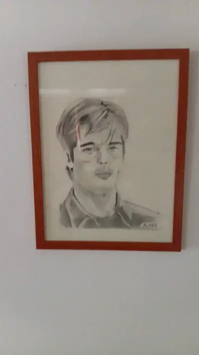 Retrato enmarcado de hombre en blanco y negro - miniatura 1