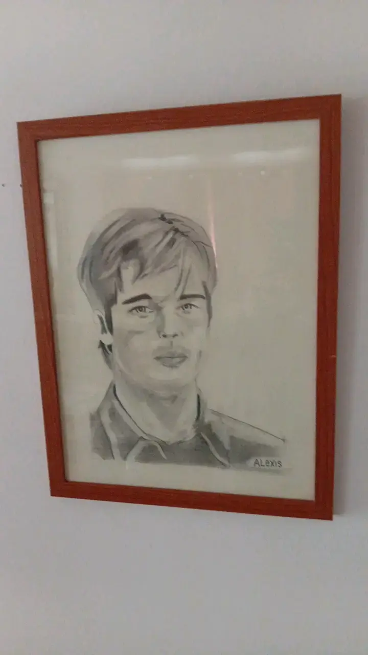 Retrato enmarcado de hombre en blanco y negro - 3