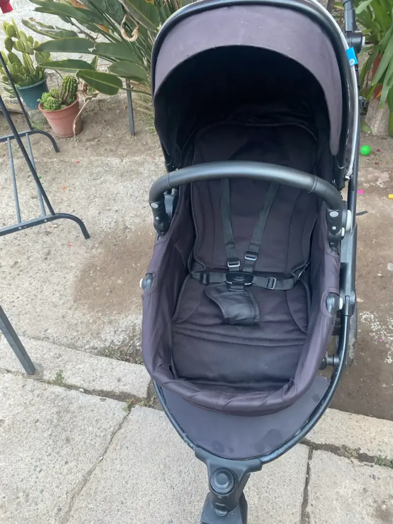 Coche de bebé negro con sistema de viaje - 2