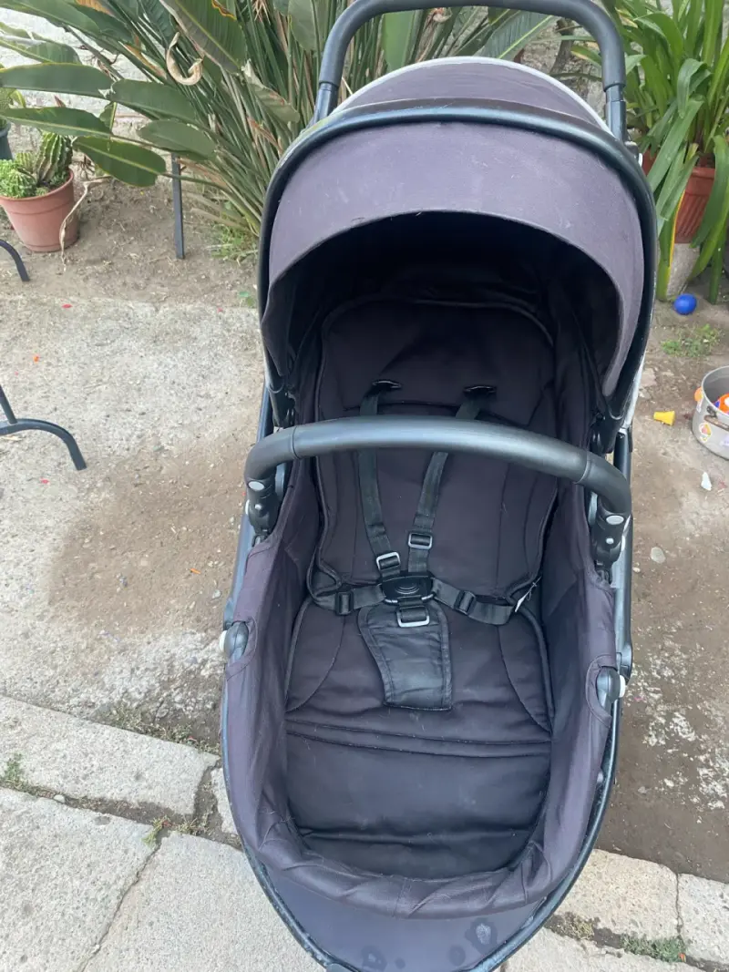Coche de bebé negro con sistema de viaje - 3