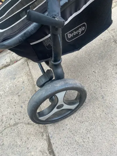 Coche de bebé negro con sistema de viaje - miniatura 5