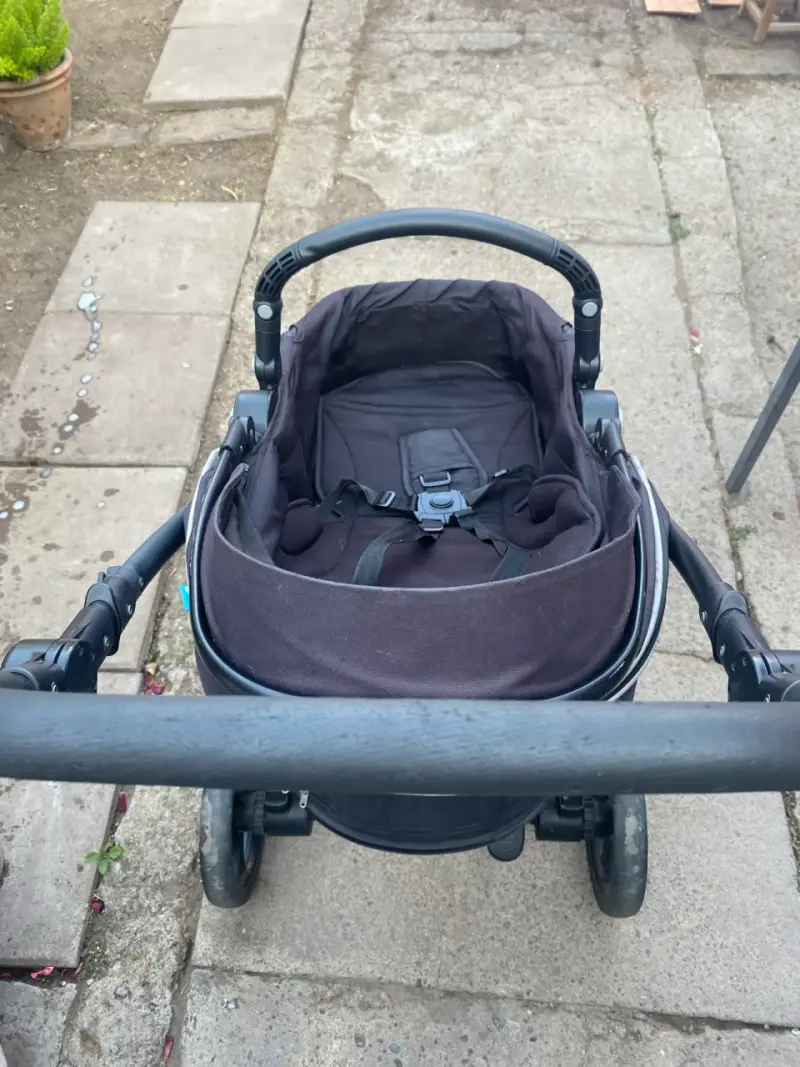 Coche de bebé negro con sistema de viaje - 6