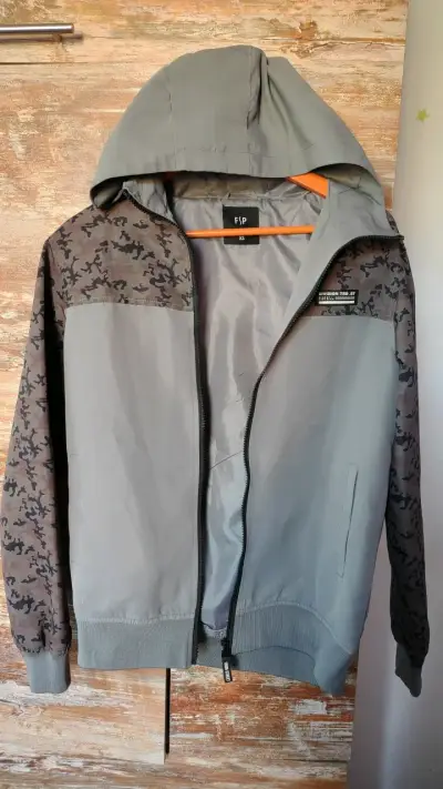 Chaqueta con capucha FSP gris y camuflaje - miniatura 1