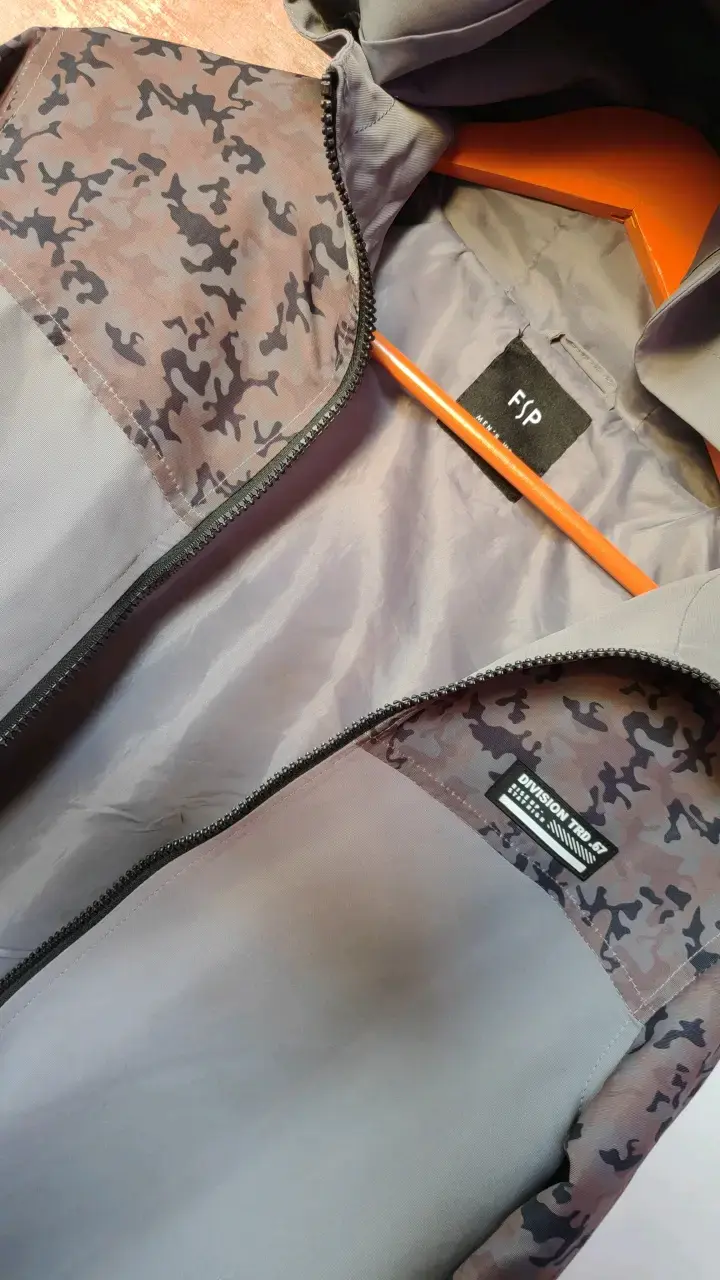Chaqueta con capucha FSP gris y camuflaje - 3