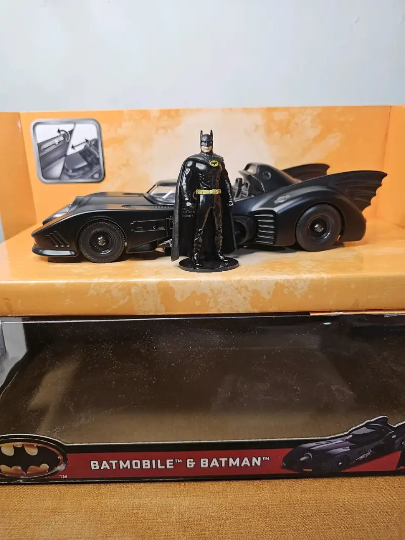 Figura de colección Batmobile y Batman - 1