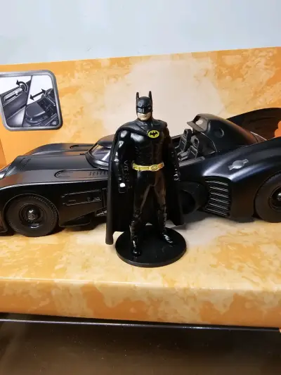 Figura de colección Batmobile y Batman - miniatura 2