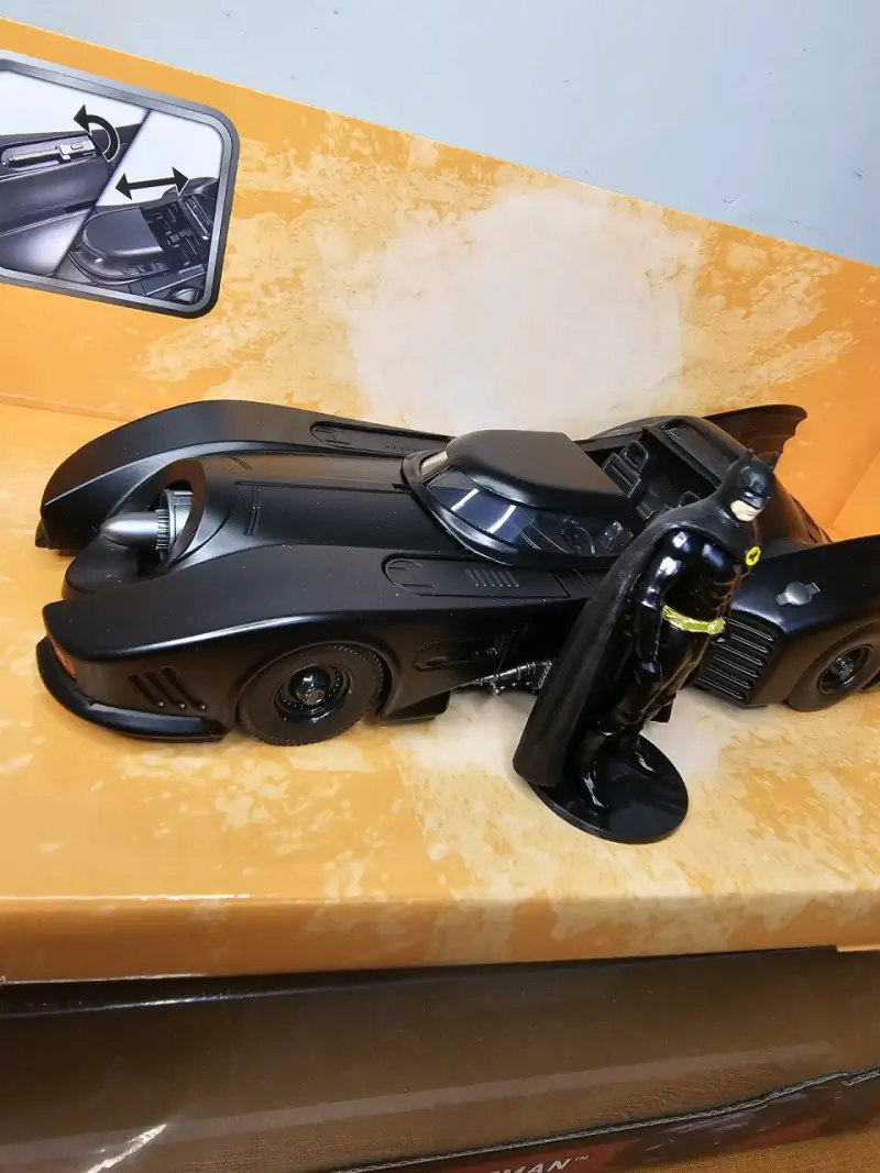 Figura de colección Batmobile y Batman - 4